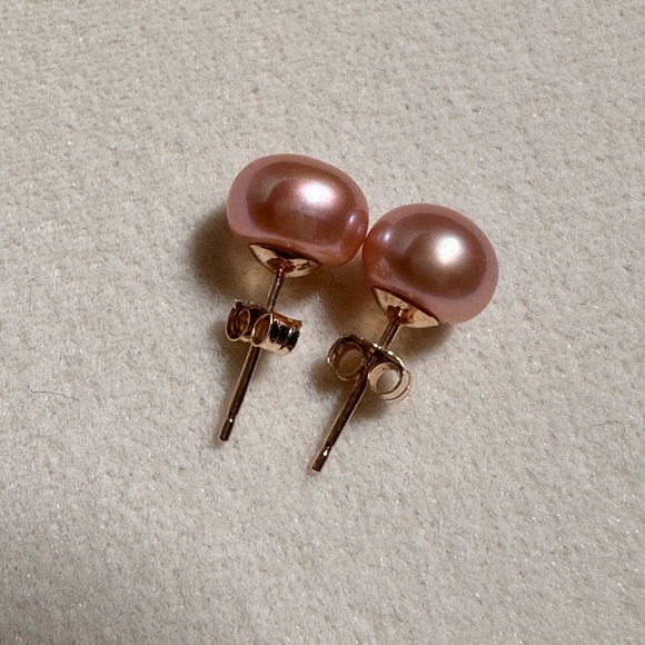 14K Yellow Gold Genuine Pink
Freshwater Pearl Stud Earrings - Pearl
Earrings - Picture 4 of 10